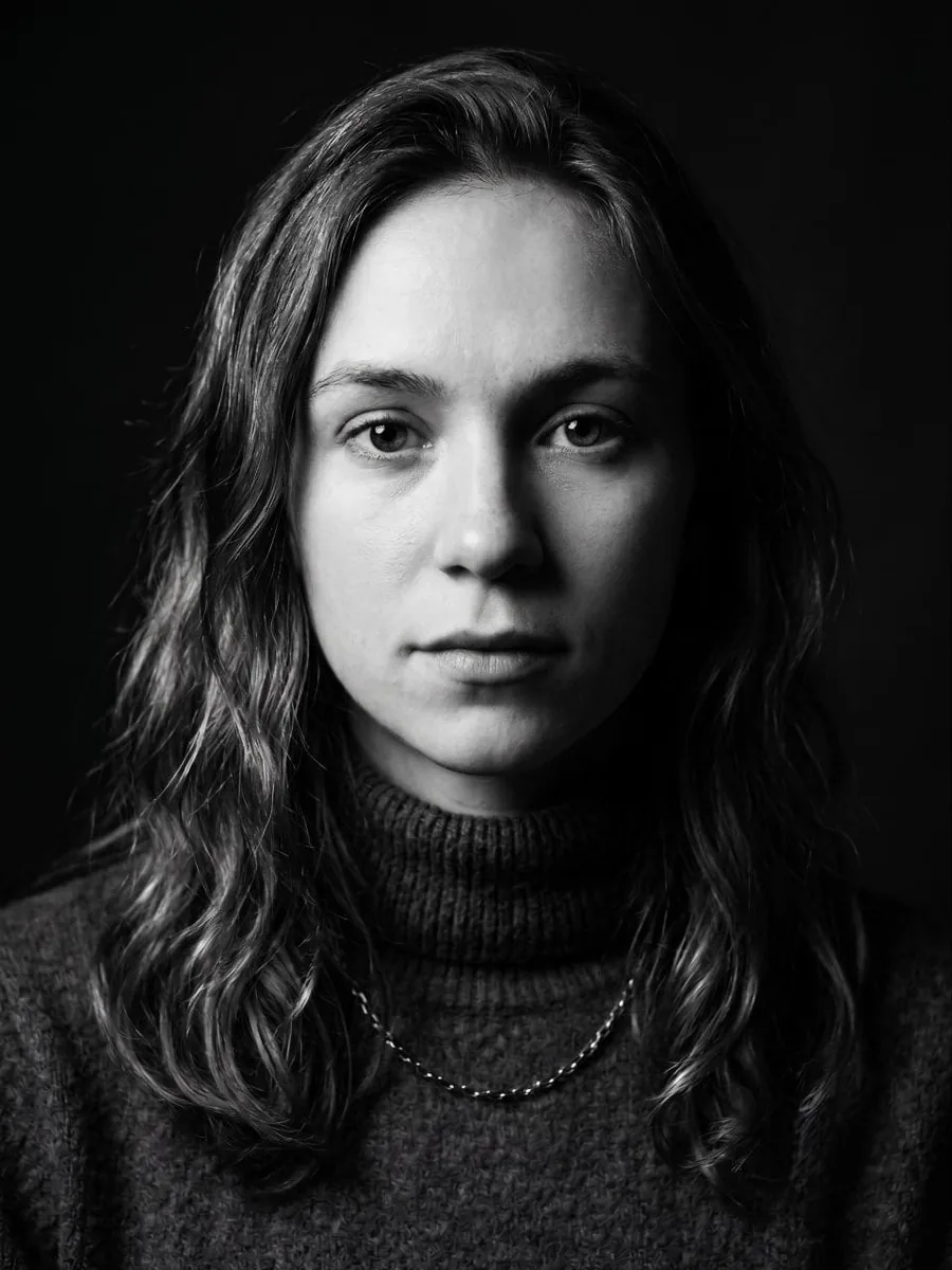 AI-фотосессия: чёрно-белый студийный портрет